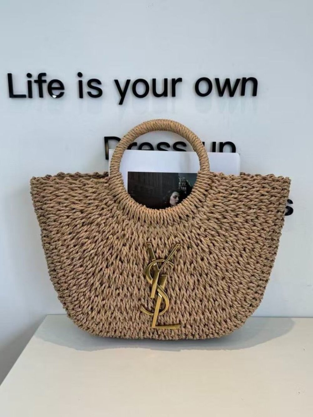 Saint Laurent's new straw bag - Picture 2 of 7